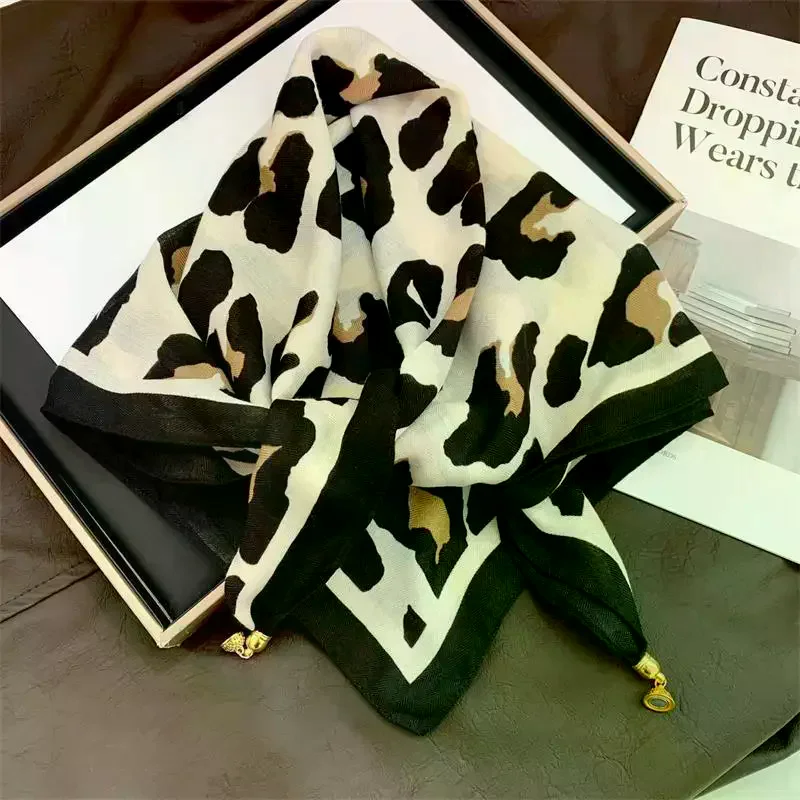 70*70 Square Scarf Retro Print Silk Scarf With Magnetic Buckle Women Neck Scarf All-match Shawl Fashion Headscarf Accessory Gift