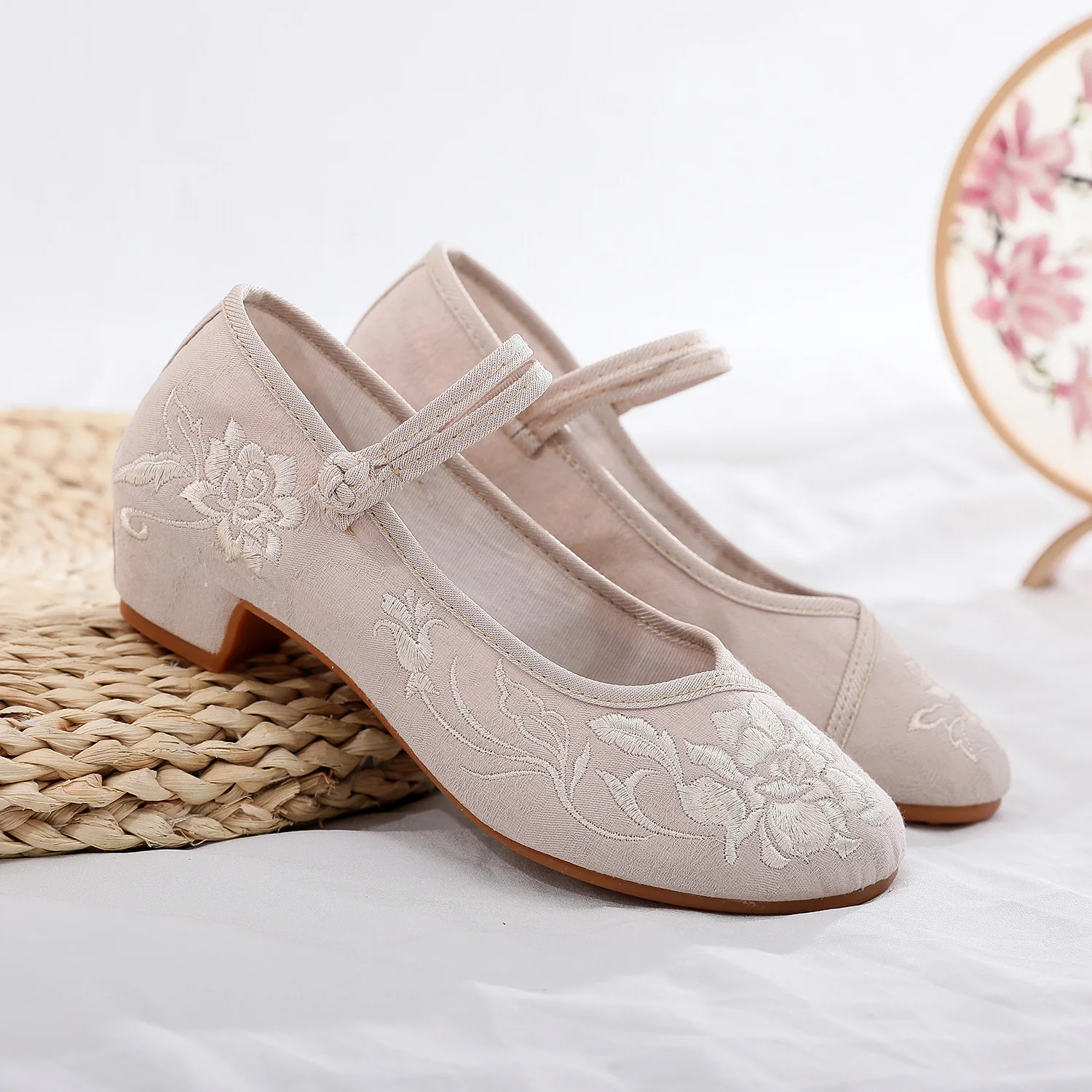 Size 34-40 Ethnic Style Flower Embroidered Women Low Heel Ladies Chinese Cheongsam Hanfu Shoes