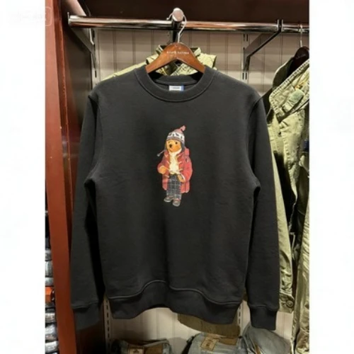 The new autumn and winter sweatshirts and hoodies feature flowing and laid-back printed patterns. This is a unisex base
