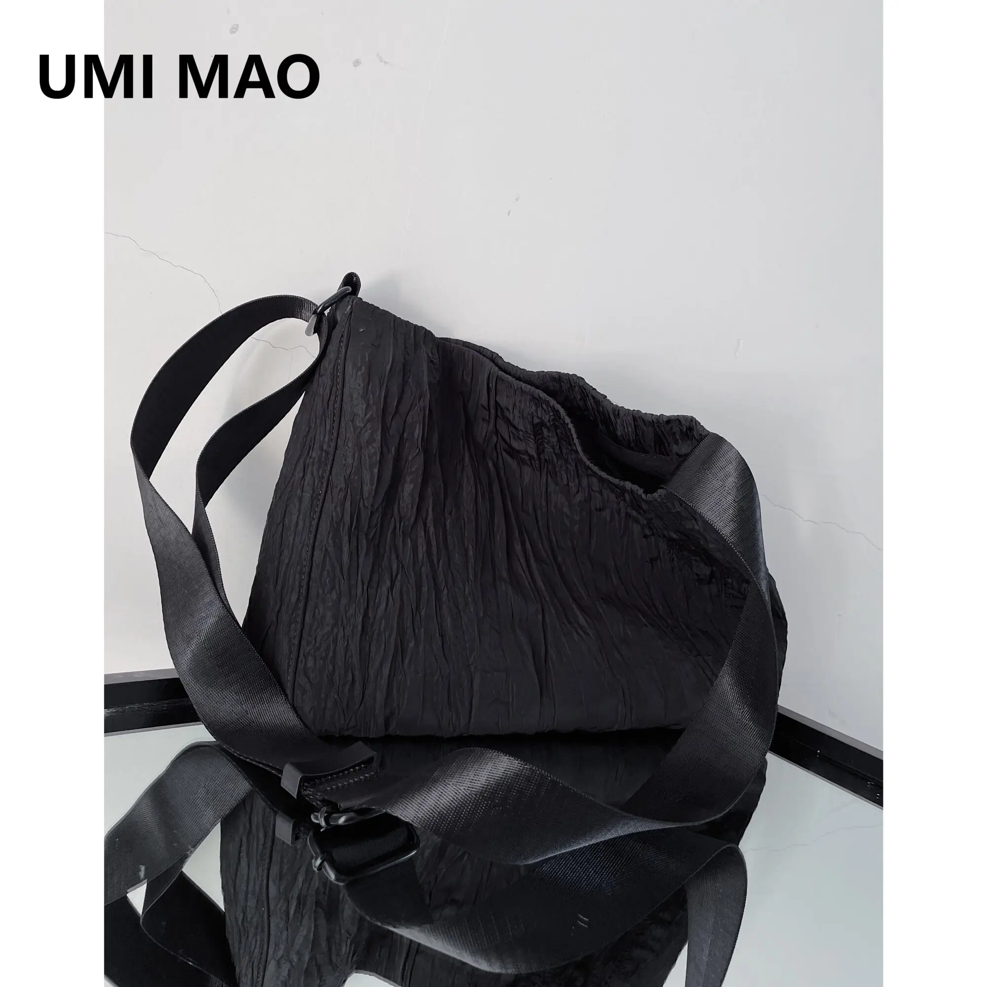 UMI MAO Dark Texture Pleated Large Capacity Crossbody Bag Casual Practical Adjustable Black Shoulder Bag