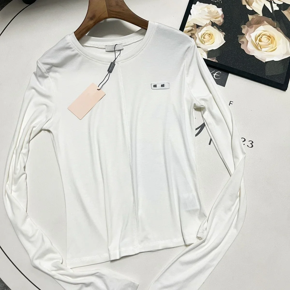 2025 Autumn New Women's Round Neck Slim Fit Long Sleeved T-shirt Versatile and Simple Top