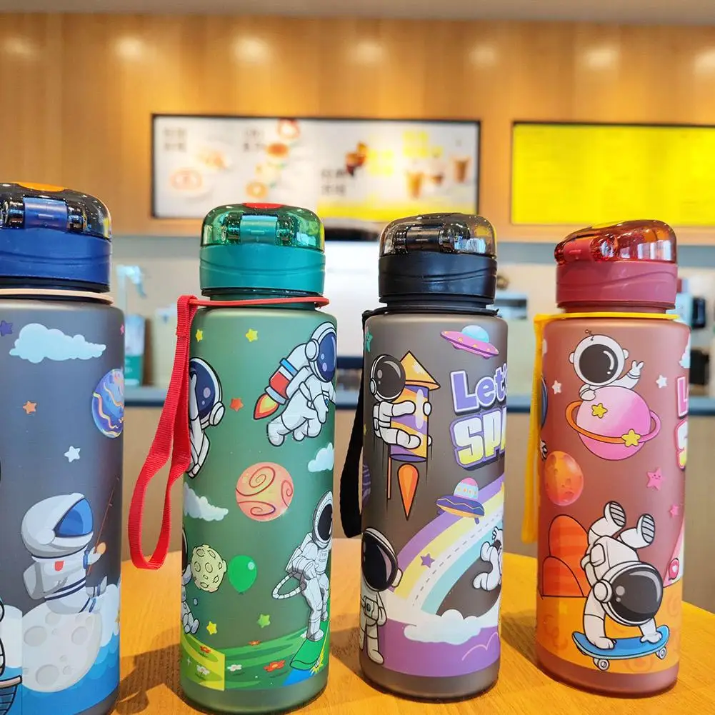 700ml Cartoon Spaceman Plastic cup Water Bottle Portable Cute Straw Cup Leak-proof Drinking Jug Outdoor Sports & Fitness