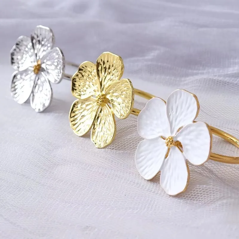 4pcs Gold Plum Blossom Napkin Buckle Bloom Napkin Ring Flower Types Decor Napkin Holder for Hotel Parties Feast Dining Table
