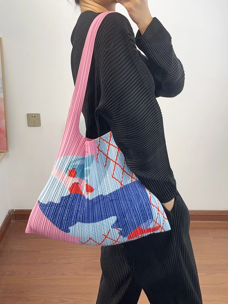 Miyake's New Pleated Women's Handbag With Print is a Convenient Single-shoulder Bag For Shopping