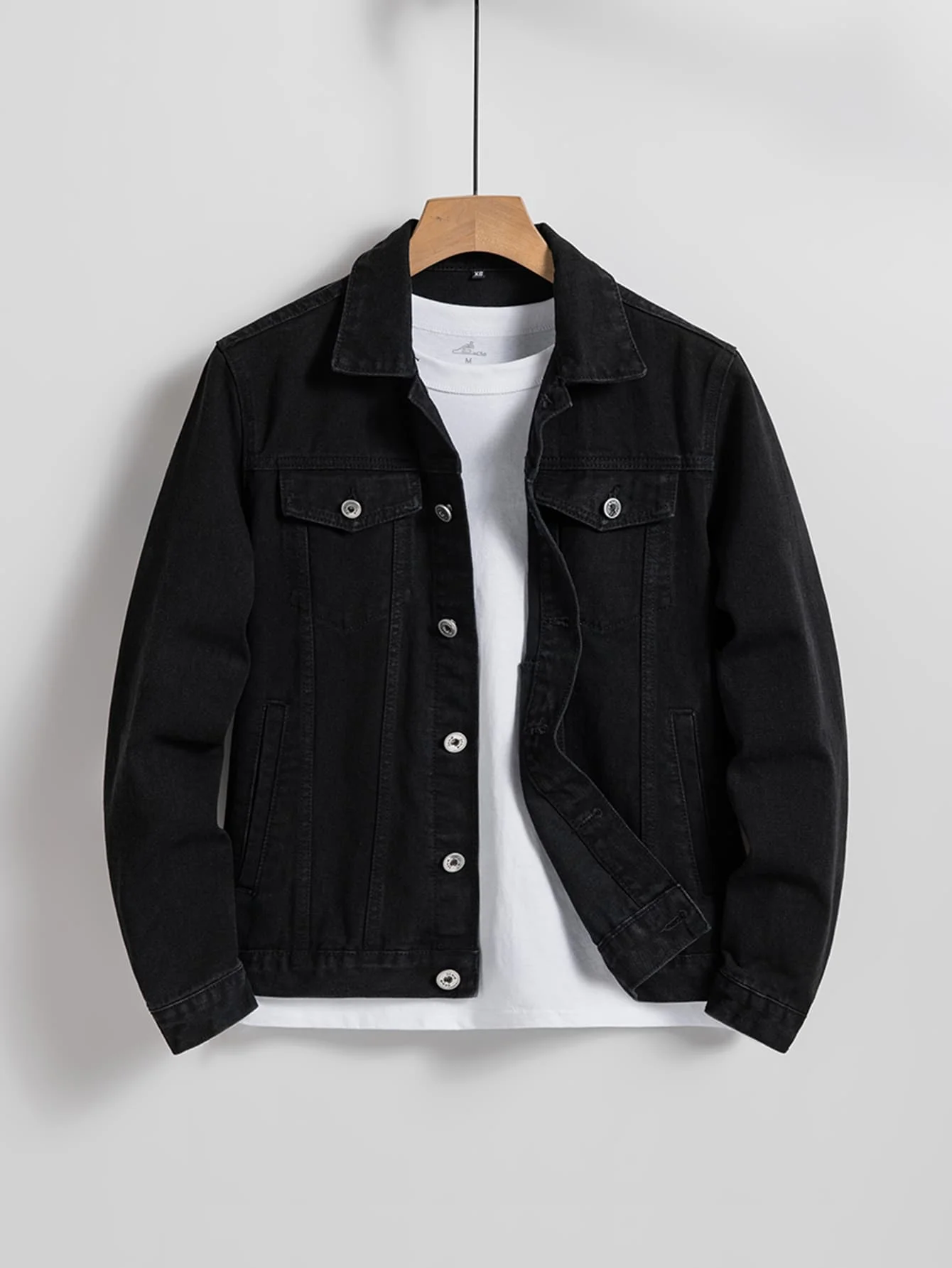 Men's denim jacket for spring and autumn. Black regular lapel denim coat. Simple and versatile. For daily casual wear.