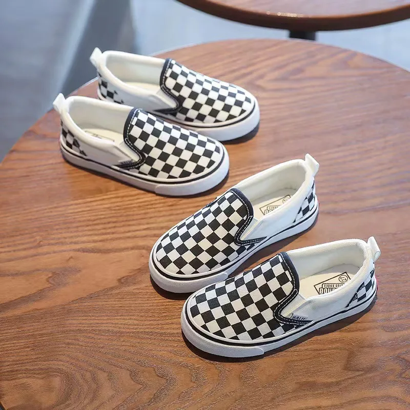 Childrens Spring New Canvas Shoes Girls Black White Simple Fashionable Board Shoes Boys Checkerboard Soft Soled Kids Bean Shoes