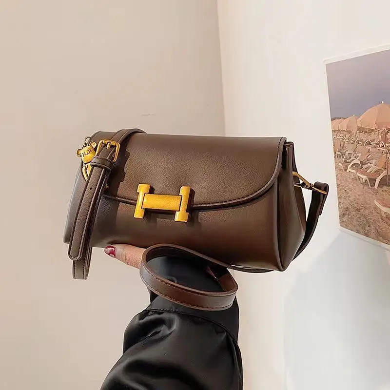 Casual crossbody bag with chain strap on the front, short crossbody bag for teenagers