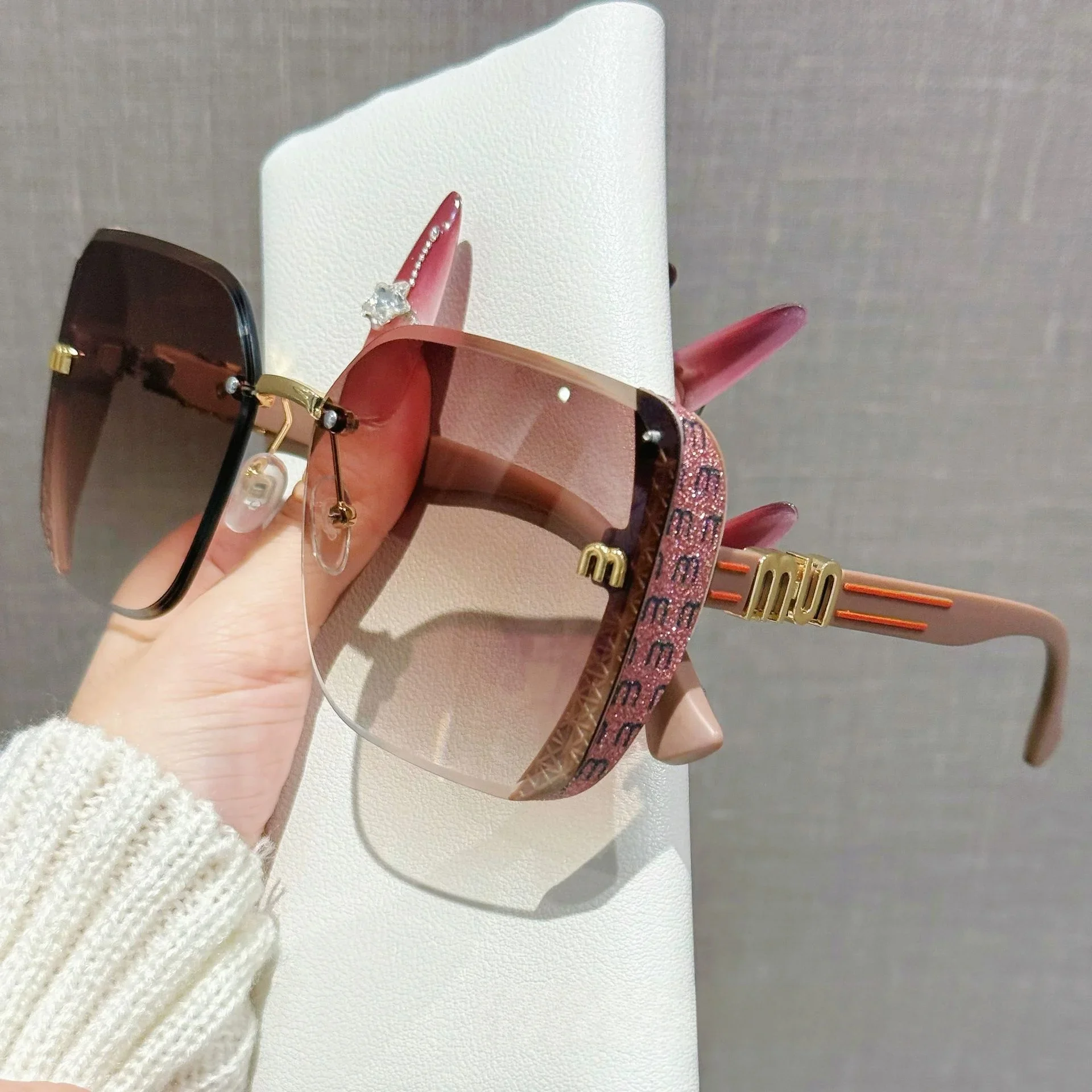 Gradient Tea Half Frame Cut Edge Sunglasses for Women Fine Glitter Light Luxury Letter Design New Hot Selling Fashion Accessory