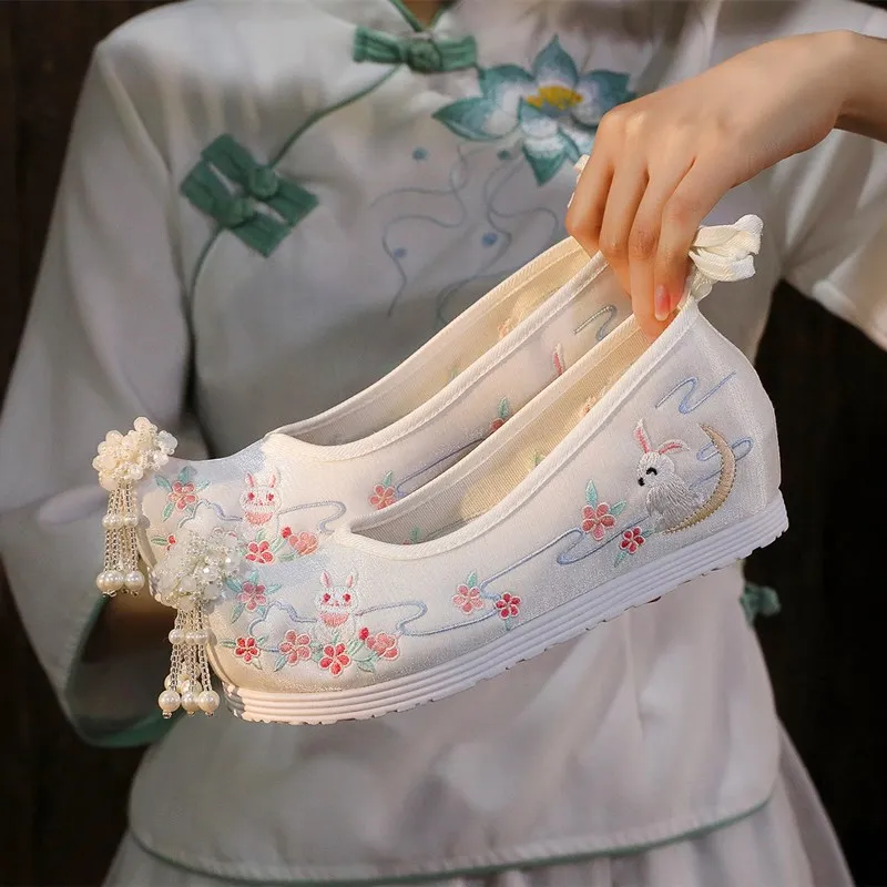 2026 Chinese Traditional Lotus Embroidery Hanfu Shoes 4CM Inner Height Pearls Decoration Middle Heel White/Red Shoes Q-906