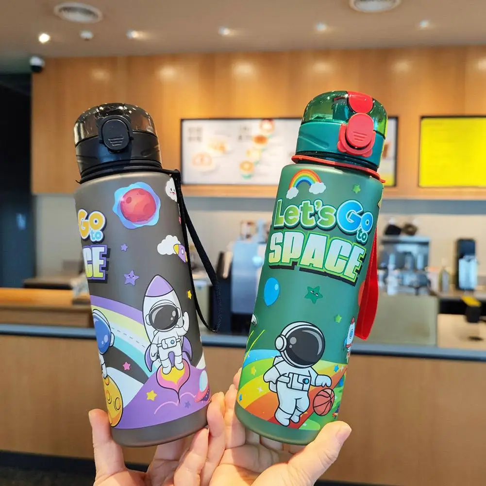 700ml Cartoon Spaceman Plastic cup Water Bottle Portable Cute Straw Cup Leak-proof Drinking Jug Outdoor Sports & Fitness